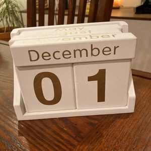 Wooden desk calendar